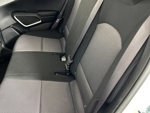 Used 2025 Kia Soul LX w/ LX Technology Package FWD image 17