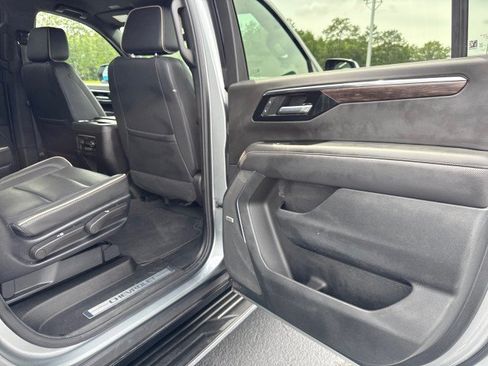 Used 2025 Chevrolet Suburban Premier RWD image 17