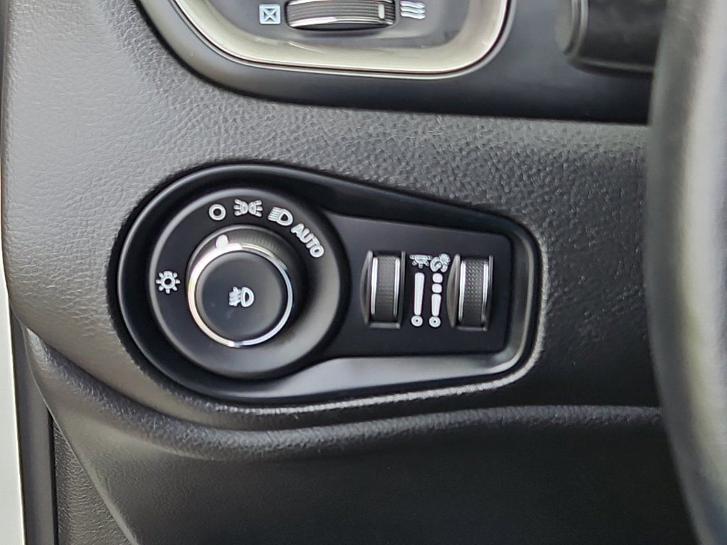Used 2022 Jeep Renegade Latitude w/ Convenience Group AWD/4WD image 19