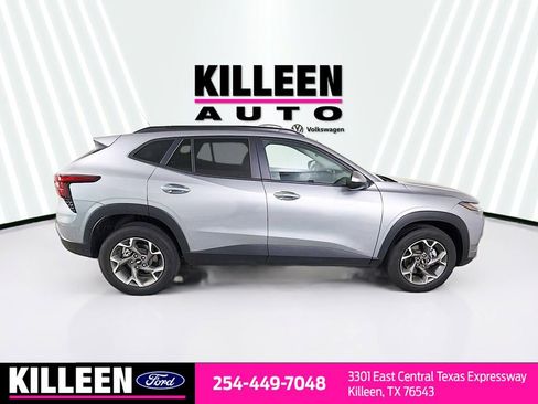 Used 2025 Chevrolet Trax LT w/ LT Convenience Package FWD image 9