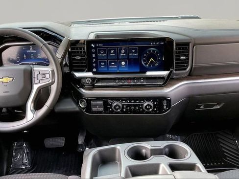 Used 2025 Chevrolet Silverado 2500 LT w/ Convenience Package image 9