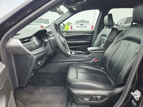 Used 2025 Jeep Grand Cherokee Limited AWD/4WD image 12