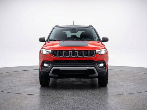 Used 2025 Jeep Compass Trailhawk image 2