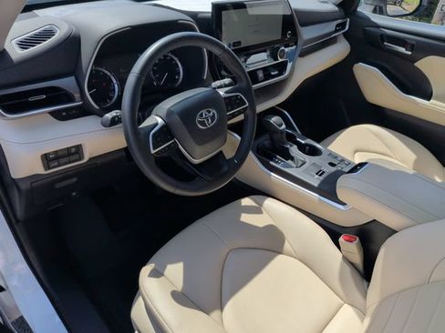 Used 2025 Toyota Highlander XLE FWD image 17