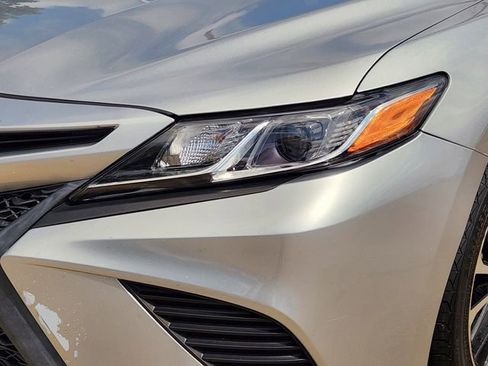 Used 2020 Toyota Camry SE FWD image 6