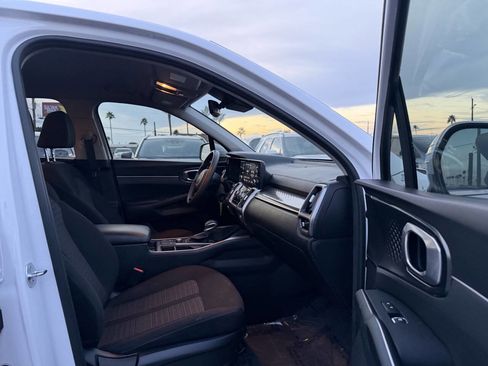 Used 2023 Kia Sorento LX image 31