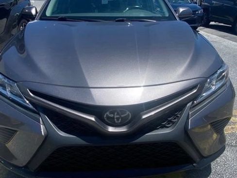 Used 2020 Toyota Camry SE FWD image 7