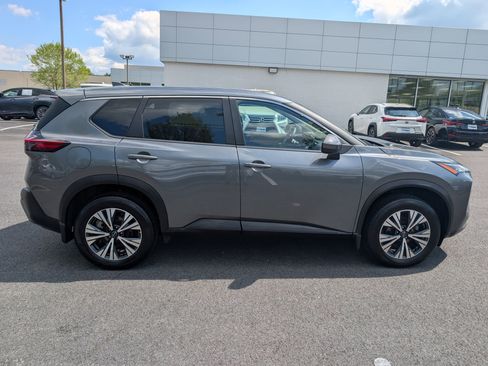 Used 2023 Nissan Rogue SV image 2