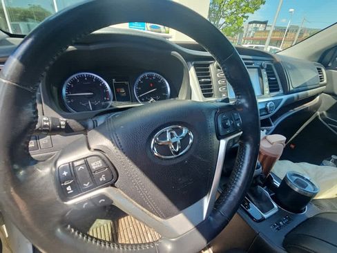 Used 2017 Toyota Highlander Limited Platinum AWD/4WD image 10