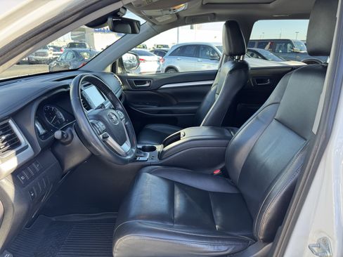Used 2019 Toyota Highlander XLE image 26