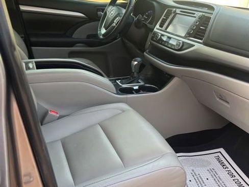 Used 2019 Toyota Highlander XLE image 11