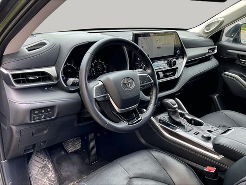 Used 2025 Toyota Highlander Limited AWD/4WD image 18