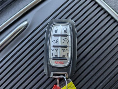 Used 2023 Chrysler Pacifica Limited image 34