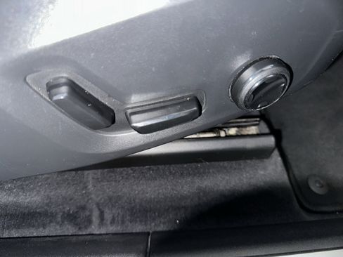 Used 2018 Volvo XC60 T5 Momentum w/ Convenience Package image 26