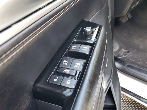 Used 2023 Jeep Wagoneer L Series II AWD/4WD image 17
