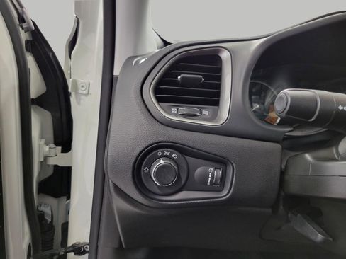 Used 2023 Jeep Renegade Latitude AWD/4WD image 42