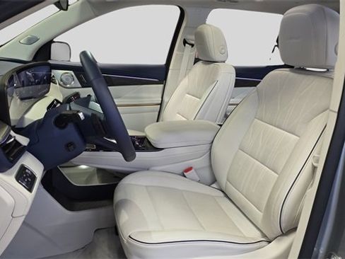 Used 2025 Buick Enclave Avenir image 11