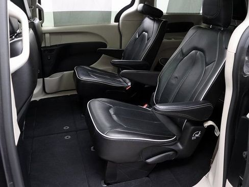 Used 2023 Chrysler Pacifica Limited FWD image 13