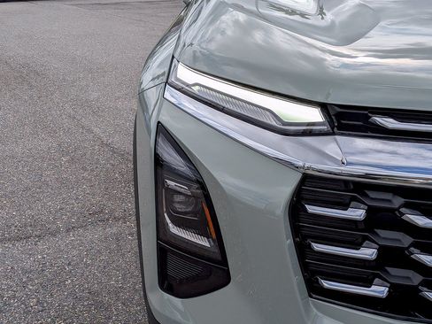 Used 2025 Chevrolet Equinox LT FWD image 8