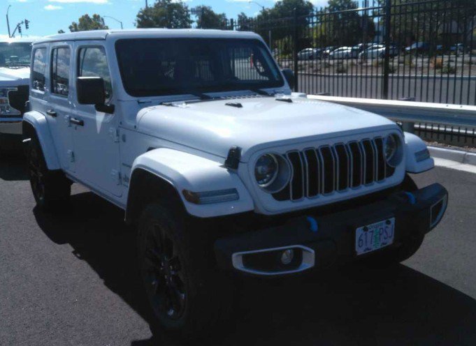 Used 2024 Jeep Wrangler Unlimited Sahara AWD/4WD image 2