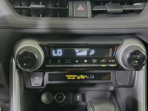 Used 2022 Toyota RAV4 LE AWD/4WD image 22