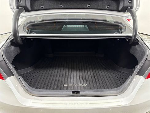 Used 2018 Toyota Camry XLE image 19