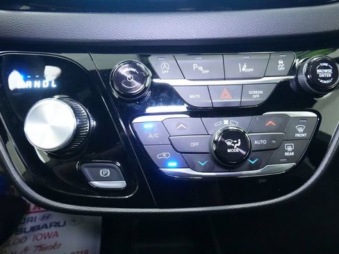 Used 2025 Chrysler Pacifica Select FWD image 36