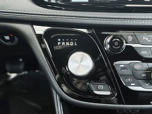 Used 2025 Chrysler Pacifica Limited image 34