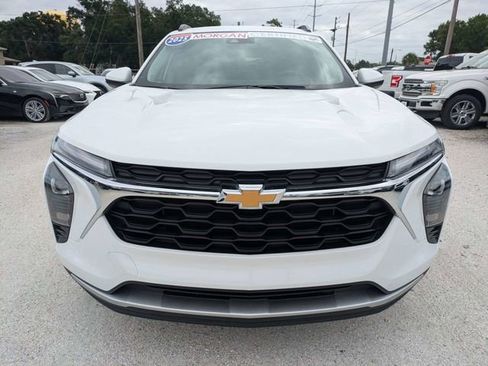 Used 2025 Chevrolet Trax LT FWD image 8