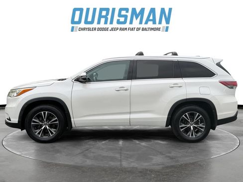 Used 2016 Toyota Highlander XLE AWD/4WD image 3