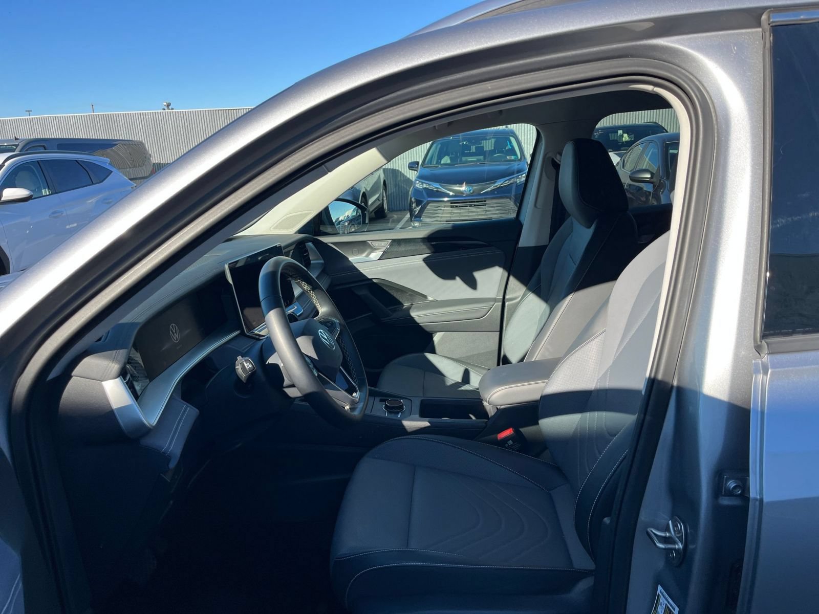 Used 2026 Volkswagen Tiguan SE FWD image 28