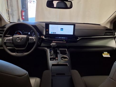 New 2026 Toyota Sienna XLE image 11
