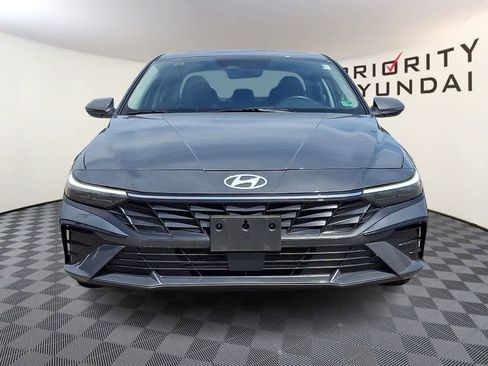 Used 2025 Hyundai Elantra Limited FWD image 2