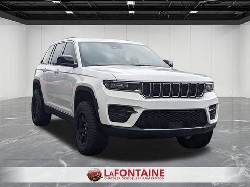 Used 2025 Jeep Grand Cherokee Laredo X w/ Luxury Tech Group I AWD/4WD image 7