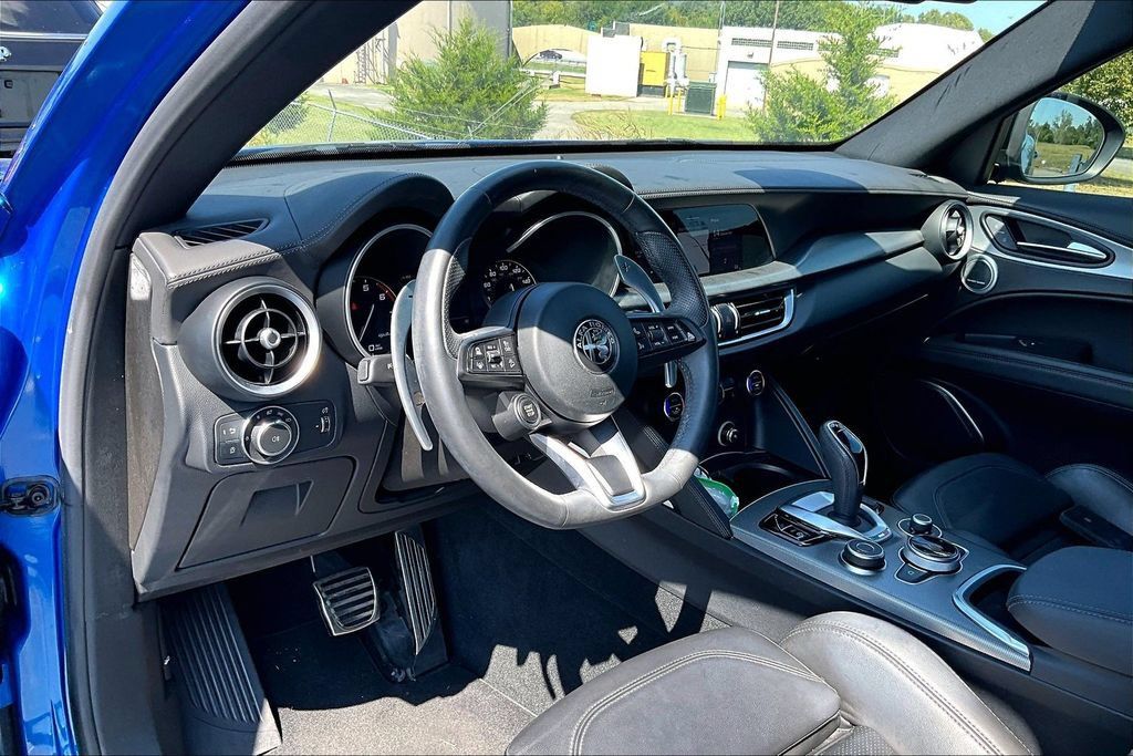 Used 2023 Alfa Romeo Stelvio Veloce AWD/4WD image 5