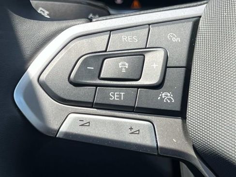New 2026 Volkswagen Taos SE FWD image 17