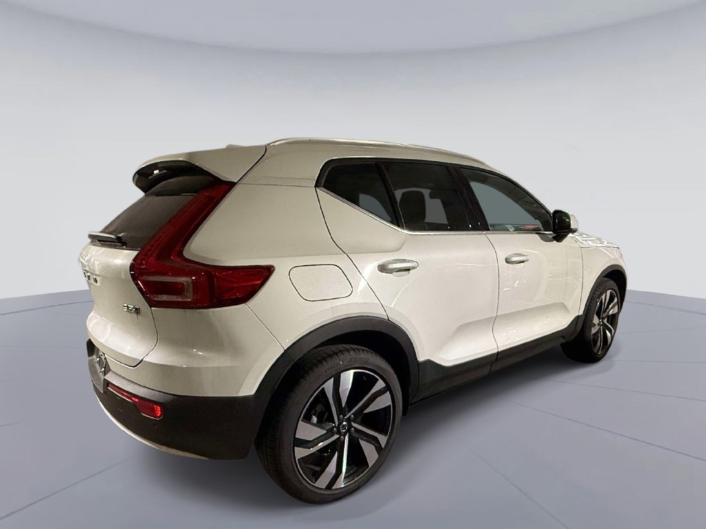 Certified 2025 Volvo XC40 B5 Ultra w/ Protection Package Premier AWD/4WD image 4