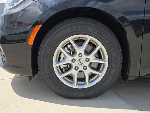 Used 2023 Chrysler Pacifica Touring-L FWD image 10