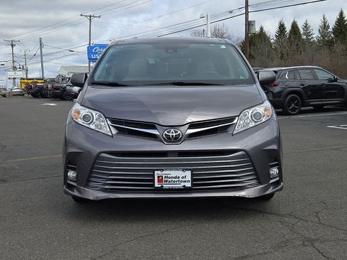 Used 2018 Toyota Sienna XLE image 2