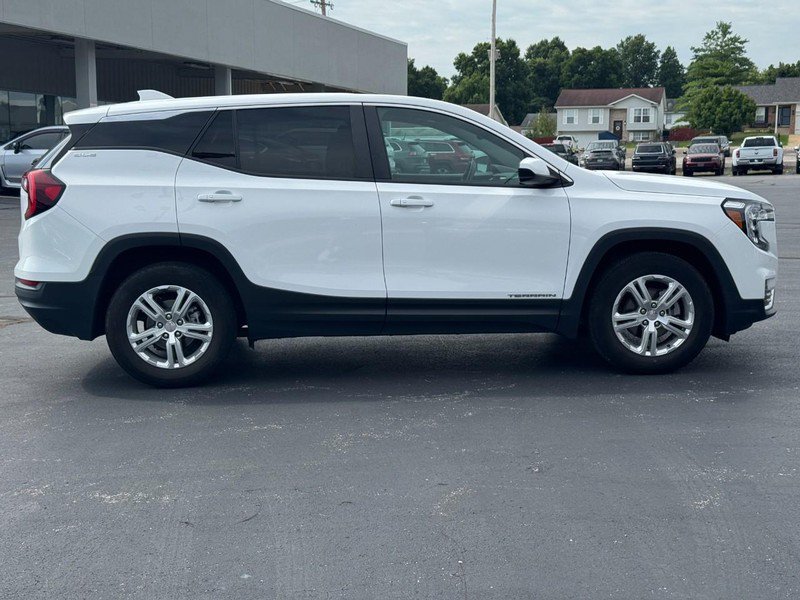 Used 2024 GMC Terrain SLE FWD image 2