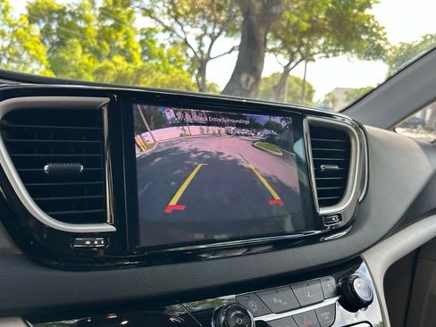 Certified 2024 Chrysler Pacifica Touring-L FWD image 24