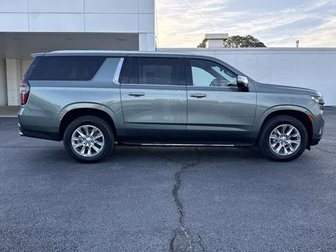 Used 2023 Chevrolet Suburban Premier AWD/4WD image 2