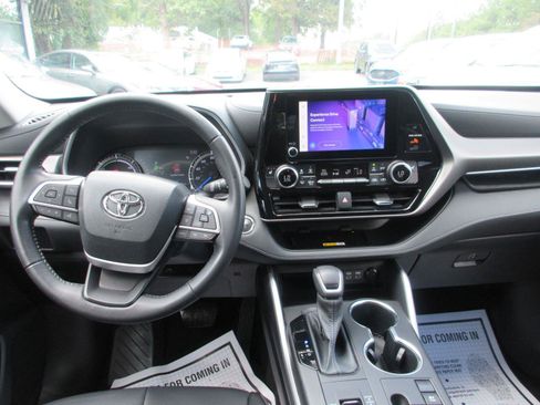 Used 2023 Toyota Highlander XLE FWD image 10