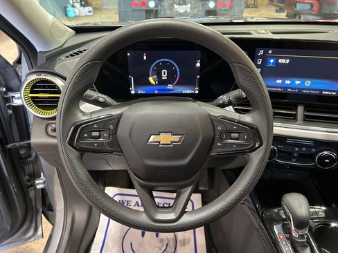 Used 2025 Chevrolet Trax LT FWD image 21