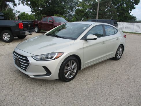 Used 2017 Hyundai Elantra SE FWD image 2