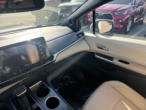 Used 2023 Toyota Sienna Limited image 32