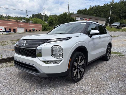 Used 2025 Mitsubishi Outlander SE FWD image 3