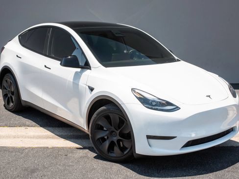 Used 2024 Tesla Model Y Long Range RWD image 6