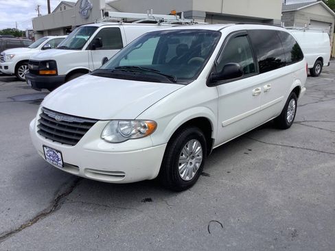 Used 2006 Chrysler Town & Country LX w/ Popular Equipment Group II FWD image 2
