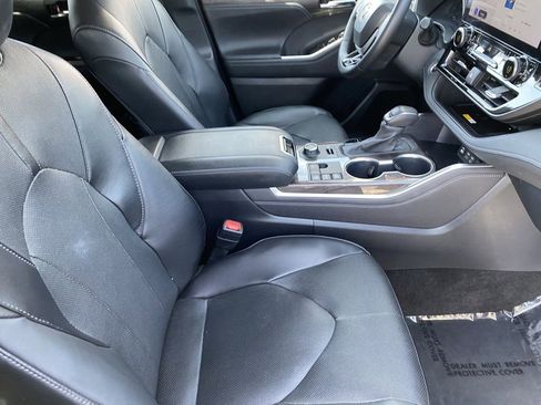 Used 2024 Toyota Highlander Limited AWD/4WD image 16